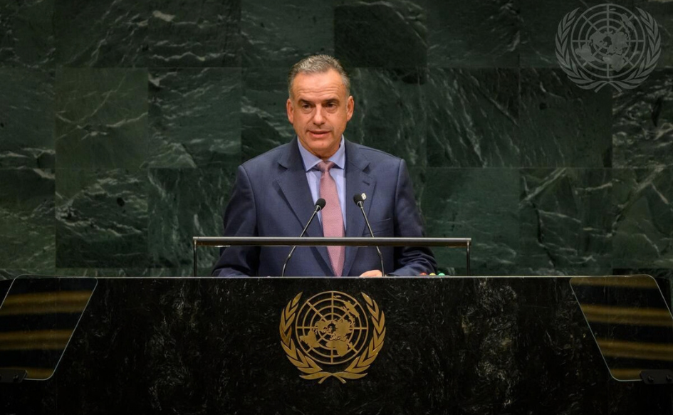 Hombre dando discurso en la Asamblea General de la ONU.