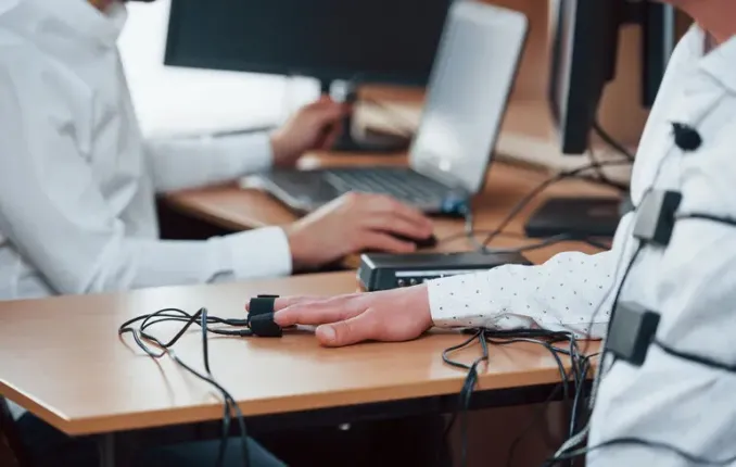 Prueba de polígrafo o detector de mentiras con sensores conectados.