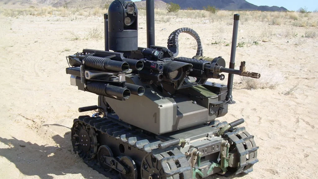 Robot militar blindado con orugas y armamento en desierto.