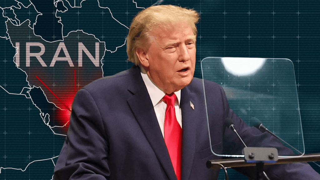 Donald Trump hablando con mapa de Irán de fondo.
