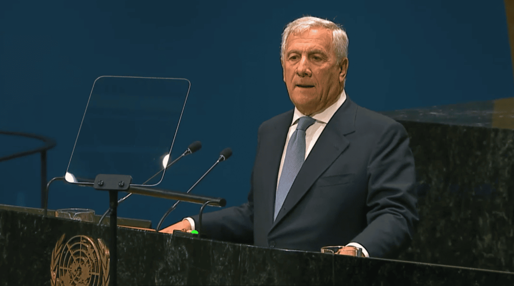 Hombre en atril de la ONU dando un discurso formal.