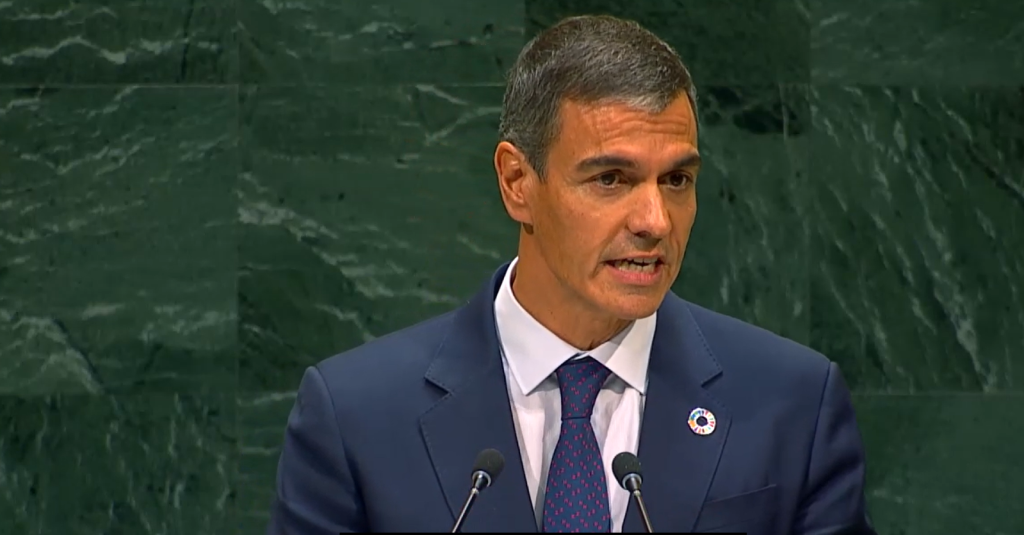 Pedro Sánchez discursando en la ONU con pin ODS.