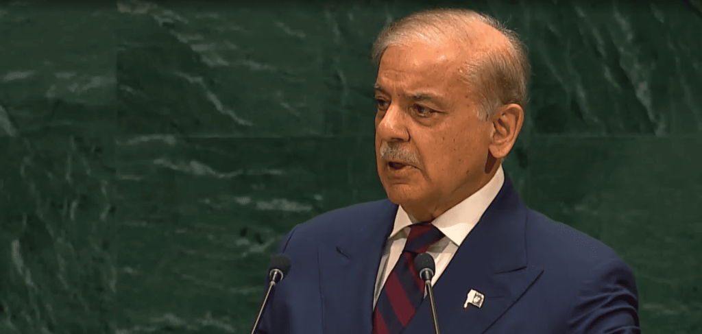 Shehbaz Sharif pronunciando un discurso en un podio.