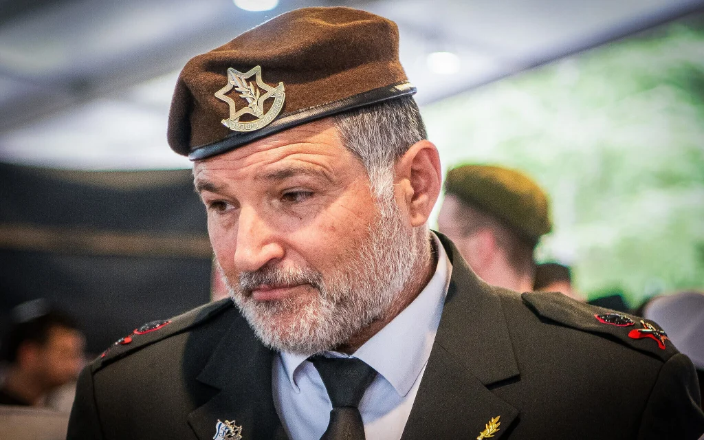 Hombre militar con barba y boina con insignia IDF.