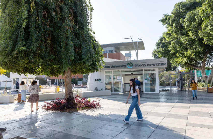 Estudiantes caminan por el campus soleado de la Universidad Bar-Ilan.