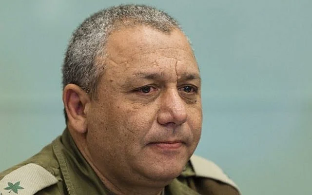 Retrato de oficial militar de mediana edad con uniforme caqui.