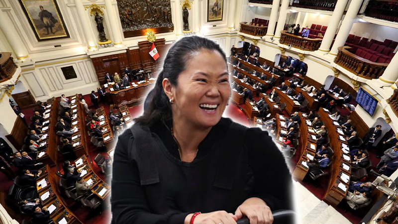 Keiko Fujimori riendo sobreimpresionada en el Congreso peruano.