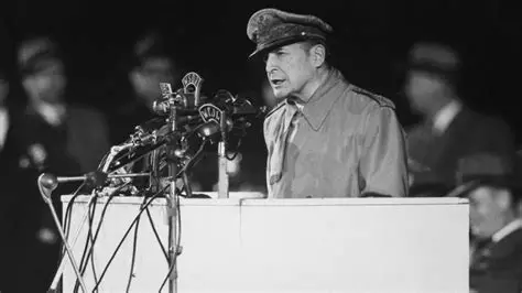 Chiang Kai-shek dando un discurso en un podio con micrófonos.