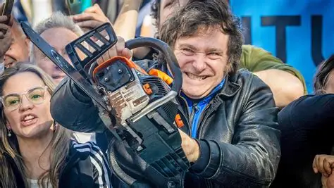 Hombre sonriente con motosierra entre la multitud.