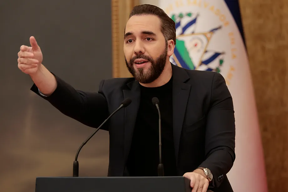 Nayib Bukele hablando desde un podio con la bandera de El Salvador.
