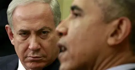 Benjamin Netanyahu observa a Barack Obama durante una reunión oficial.