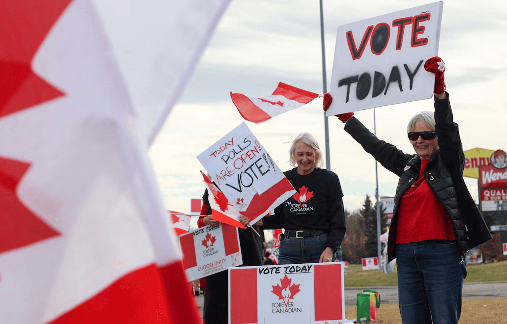 Manifestación canadiense: mujeres animan al voto con banderas y carteles.