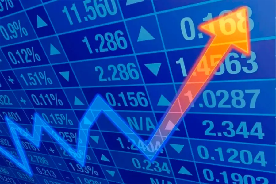 Gráfico financiero azul con flecha ascendente naranja, datos de crecimiento.