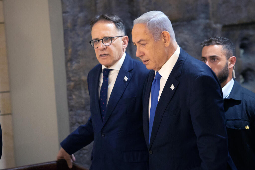 Benjamin Netanyahu y un acompañante en un evento oficial.