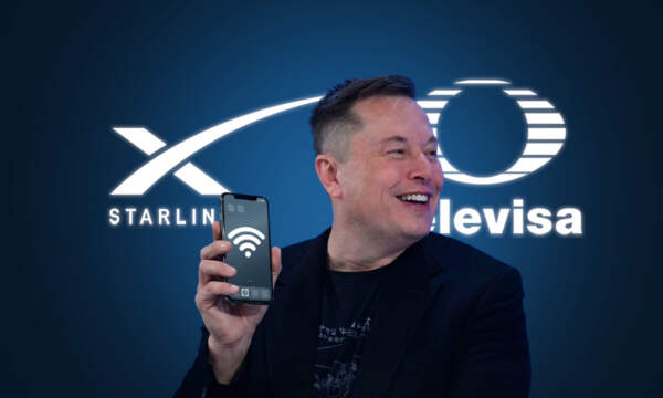 Elon Musk sonriendo con teléfono Starlink WiFi y logo Televisa