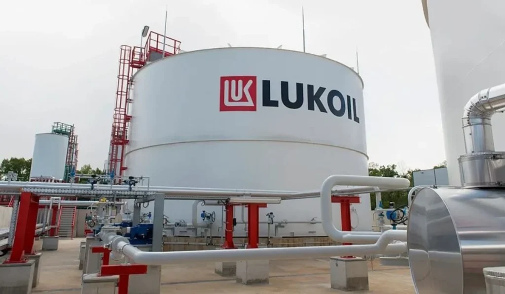 Tanque de almacenamiento Lukoil con tuberías en instalación industrial.