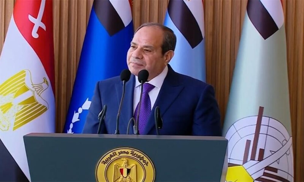 Presidente egipcio Abdel Fattah el-Sisi hablando en podio con banderas.